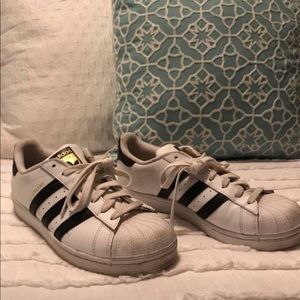 Women’s size 10 Adidas Superstars